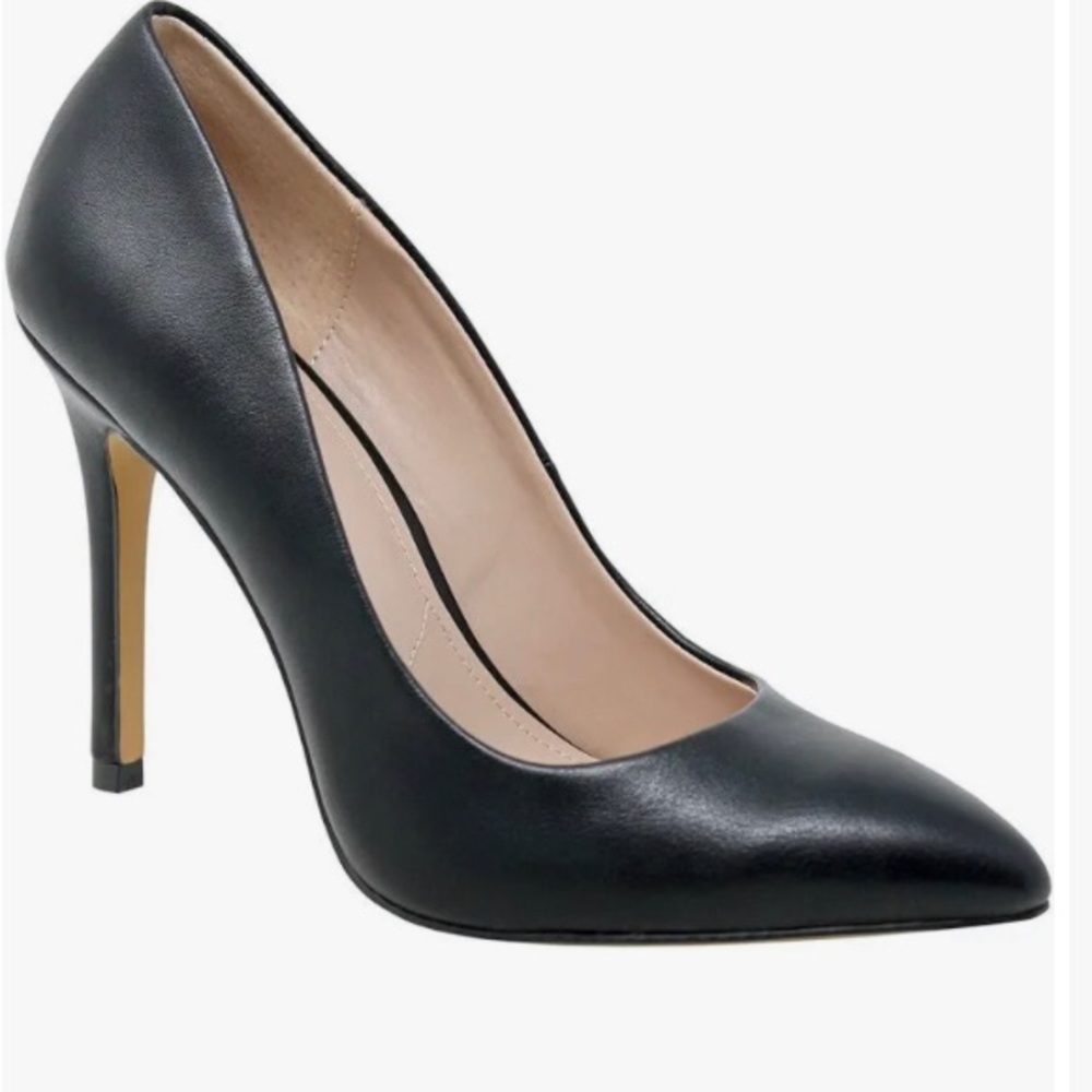 NWT Charles David Black Leather Pump